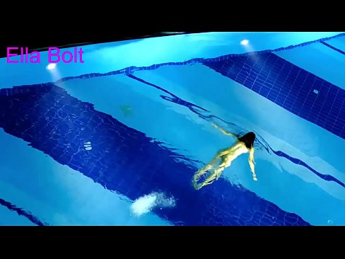 ❤️ Ik kin net ophâlde te sjen, jonge blonde fongen neaken swimmen yn ELLA BOLT resort pool ❤️ Seksfideo by wy